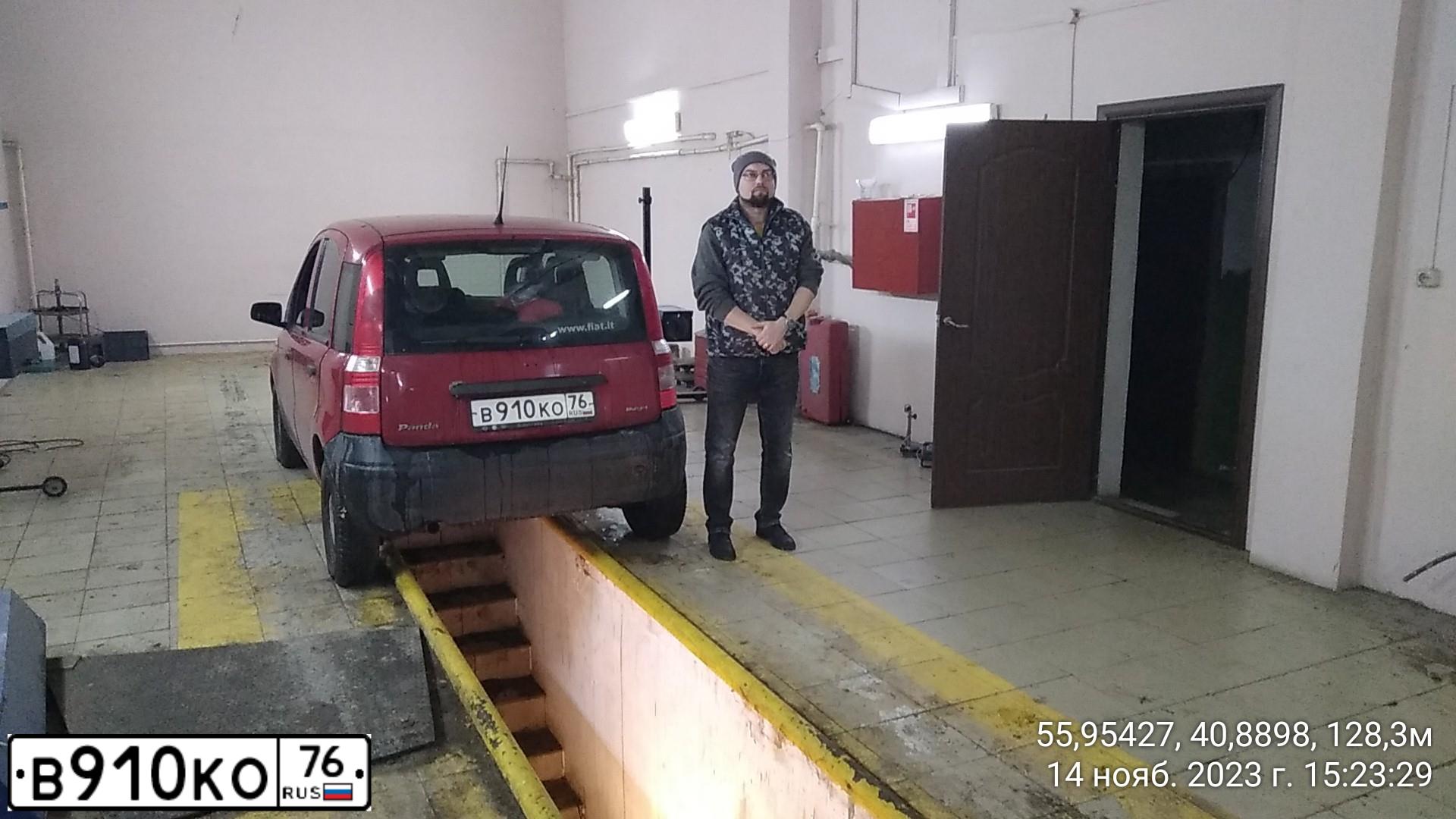 Фото автомобиля FIAT PANDA, 2008 — госномер М006МН76. Цвет: Красный