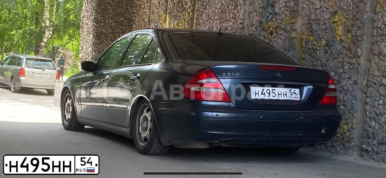 Фото автомобиля MERCEDES E-KLASSE, 2006 — госномер Н495НН54. Цвет: СЕРЫЙ