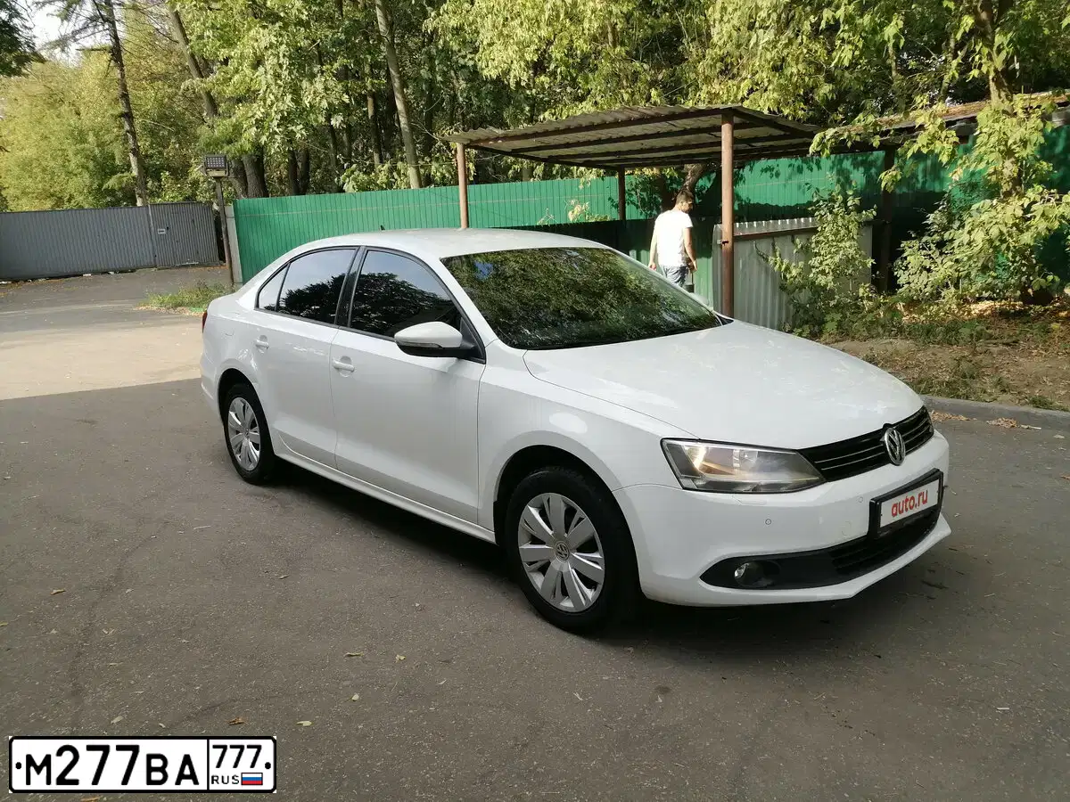 Фото автомобиля VOLKSWAGEN JETTA, 2014 — госномер Т875СТ31. Цвет: БЕЛЫЙ