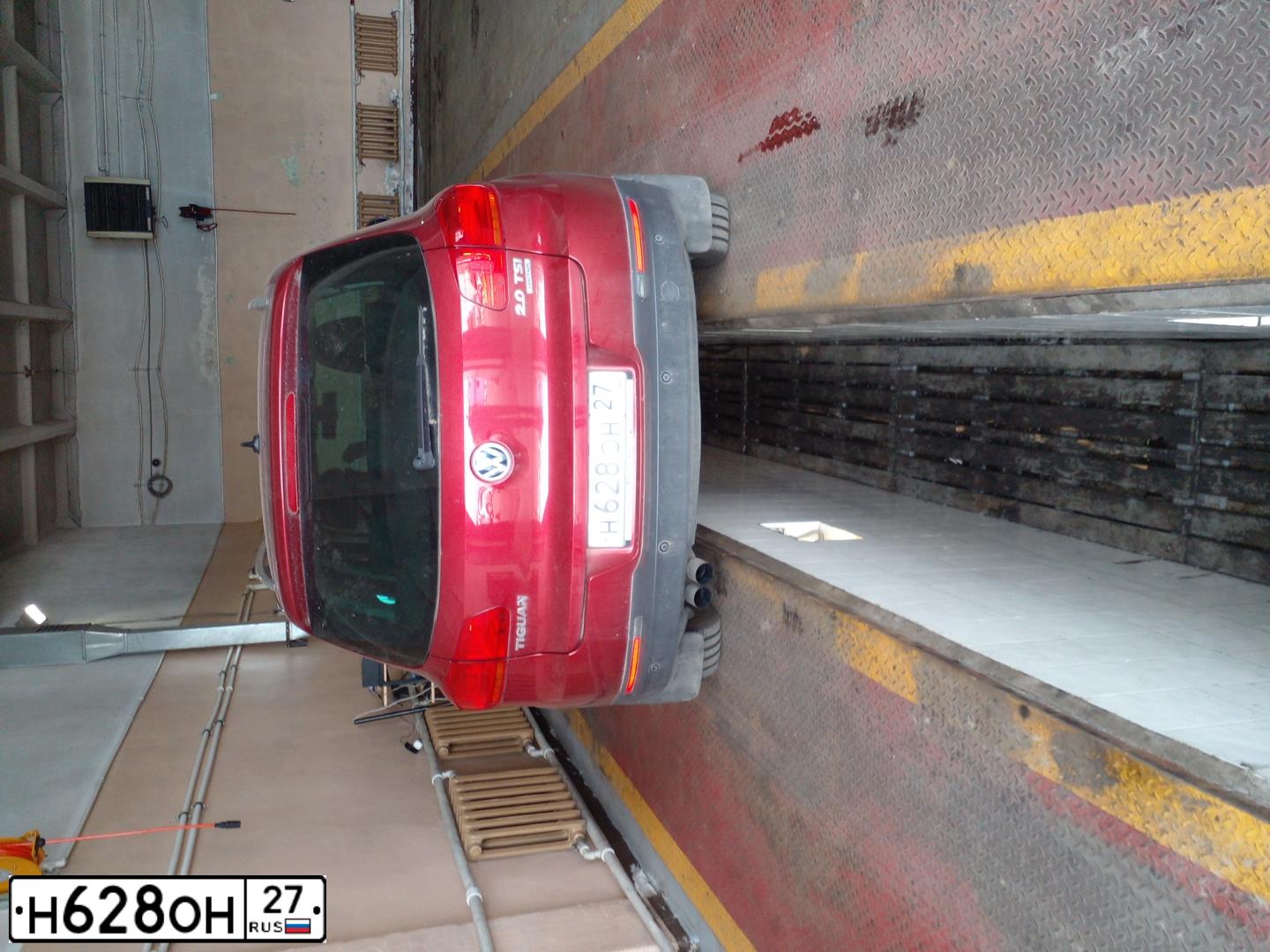 Фото автомобиля VOLKSWAGEN TIGUAN, 2013 — госномер Н628ОН27. Цвет: ВИШНЕВО КРАСНЫЙ