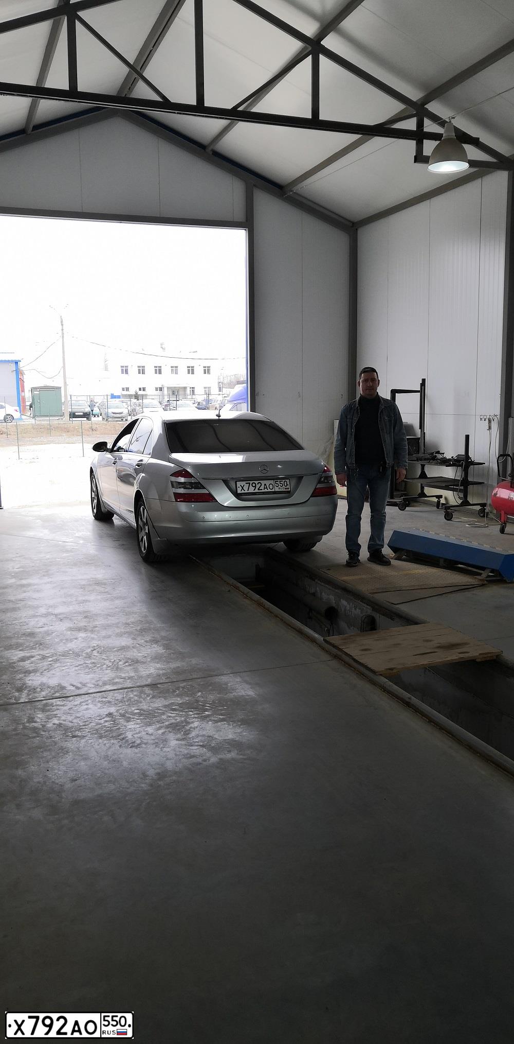 Фото автомобиля MERCEDES S-KLASSE, 2007 — госномер Р111ЕН150. Цвет: СЕРЕБРИСТЫЙ