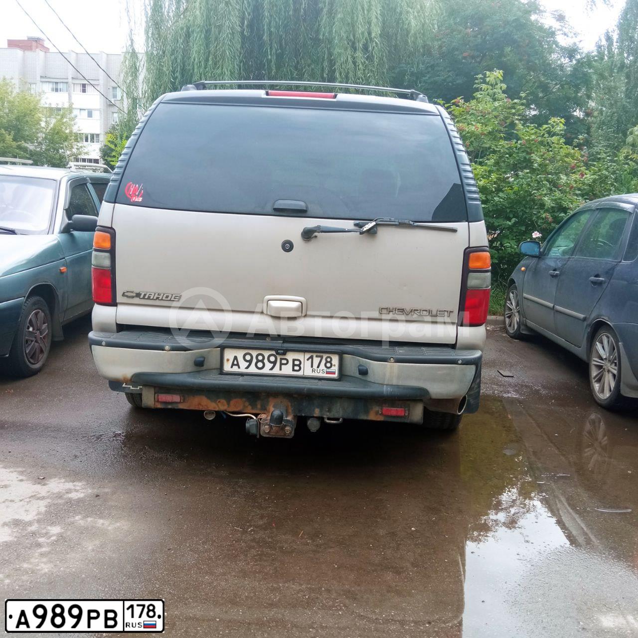 Фото автомобиля CHEVROLET TAHOE, 2003 — госномер А989РВ178. Цвет: серебристый