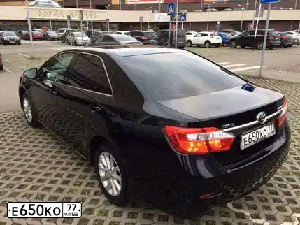 Фото автомобиля TOYOTA CAMRY, 2013 — госномер У007МЕ47. Цвет: ЧЕРНЫЙ МЕТАЛЛИК