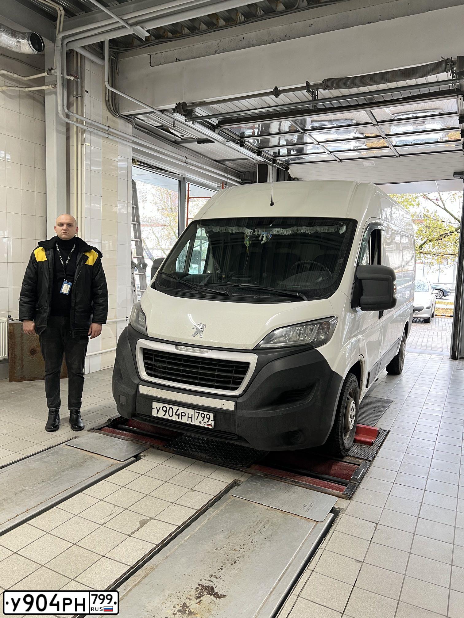 Фото автомобиля PEUGEOT BOXER, 2019 — госномер У904РН799. Цвет: БЕЛЫЙ
