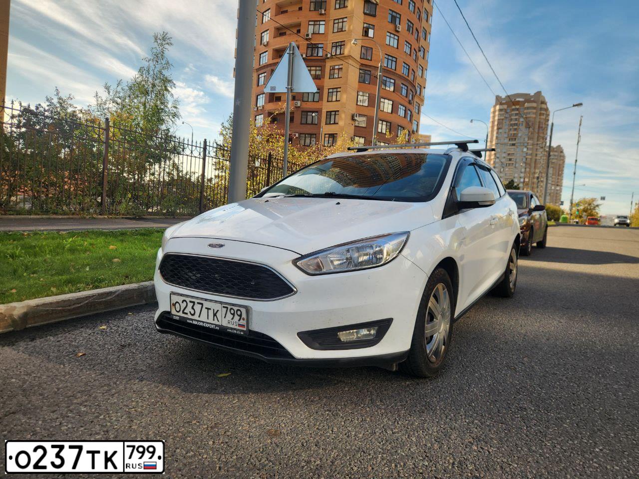 Фото автомобиля FORD FOCUS, 2017 — госномер О237ТК799. Цвет: Белый