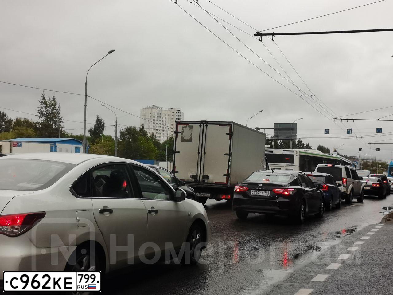 Фото автомобиля TOYOTA CAMRY, 2018 — госномер С962КЕ799. Цвет: ЧЕРНЫЙ МЕТАЛЛИК