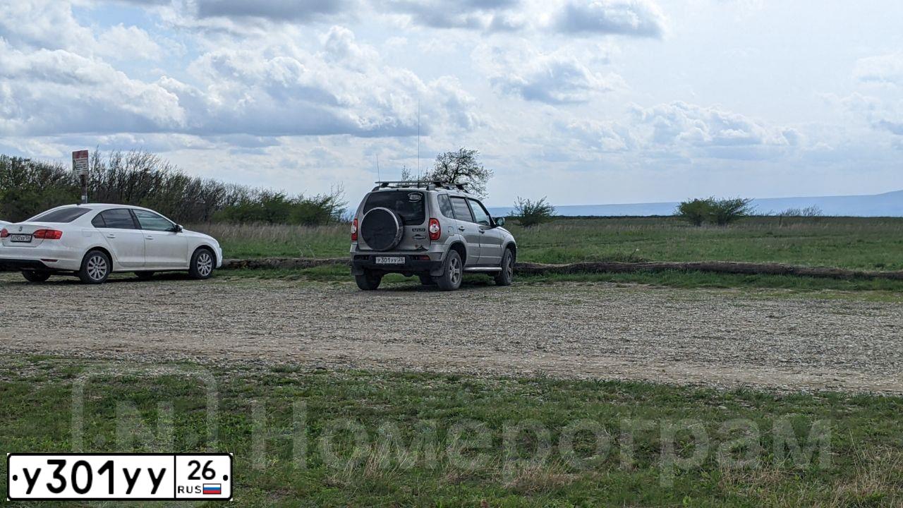 Фото автомобиля CHEVROLET NIVA, 2014 — госномер У301УУ26. Цвет: СЕРО-КОРИЧНЕВЫЙ МЕТАЛЛИК