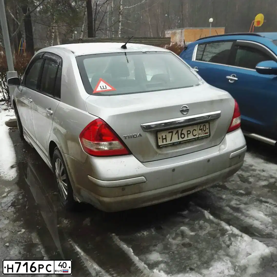 Фото автомобиля NISSAN TIIDA, 2012 — госномер Р873ТК40. Цвет: СЕРЕБРИСТЫЙ МЕТАЛЛИК