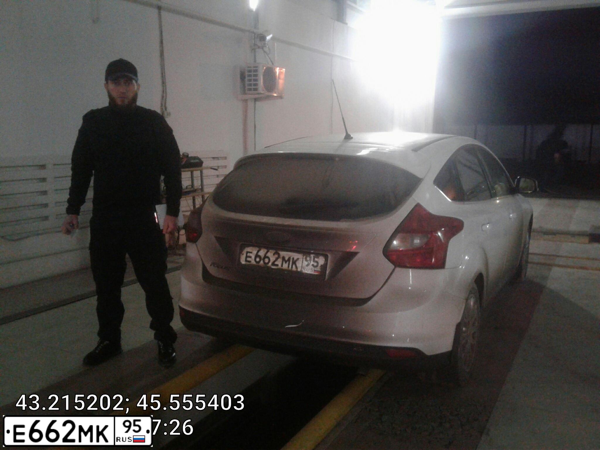 Фото автомобиля FORD FOCUS, 2012 — госномер О795ЕА47. Цвет: Белый