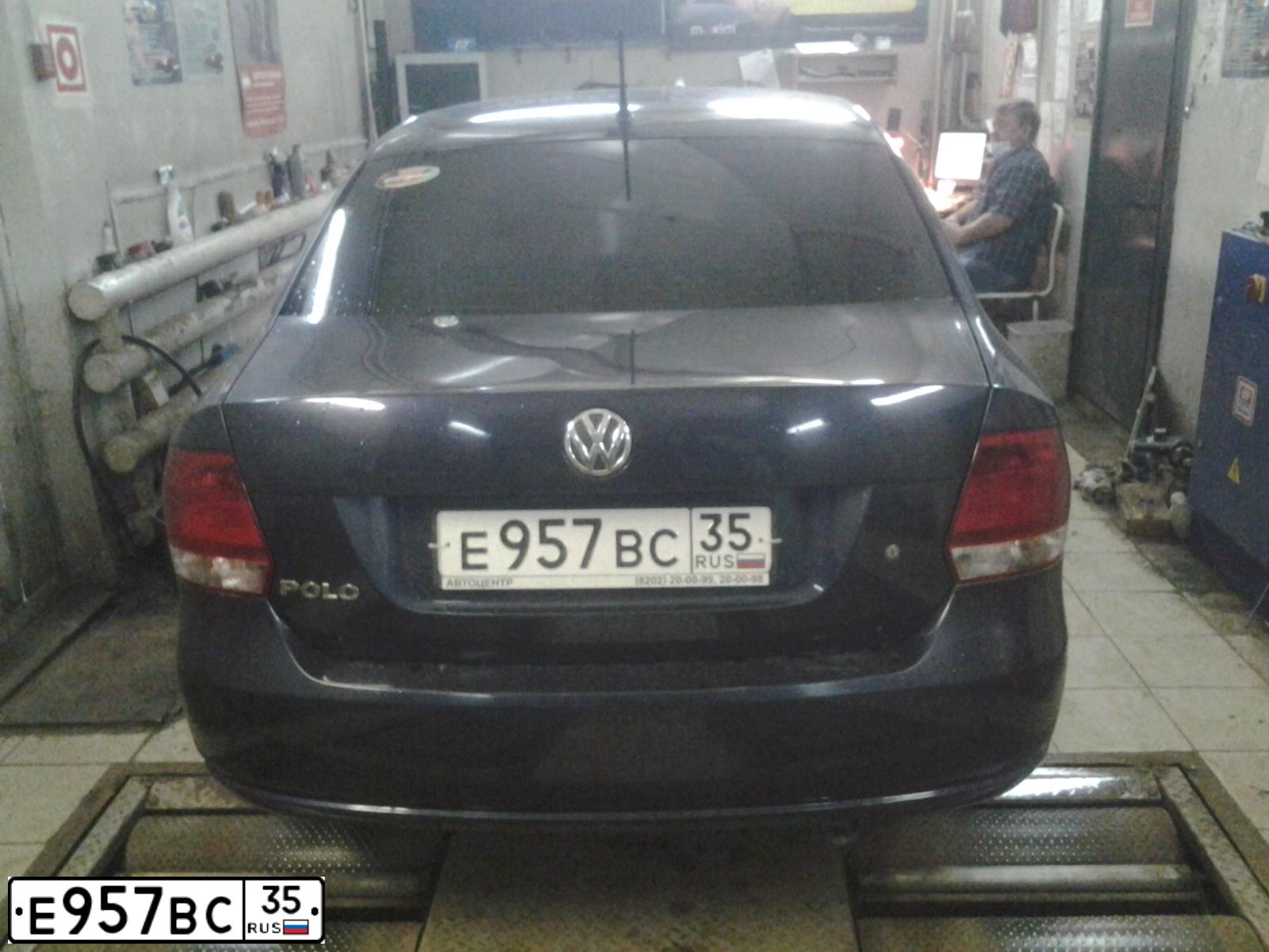 Фото автомобиля VOLKSWAGEN POLO, 2013 — госномер Е957ВС35. Цвет: ТЕМНО-СИНИЙ