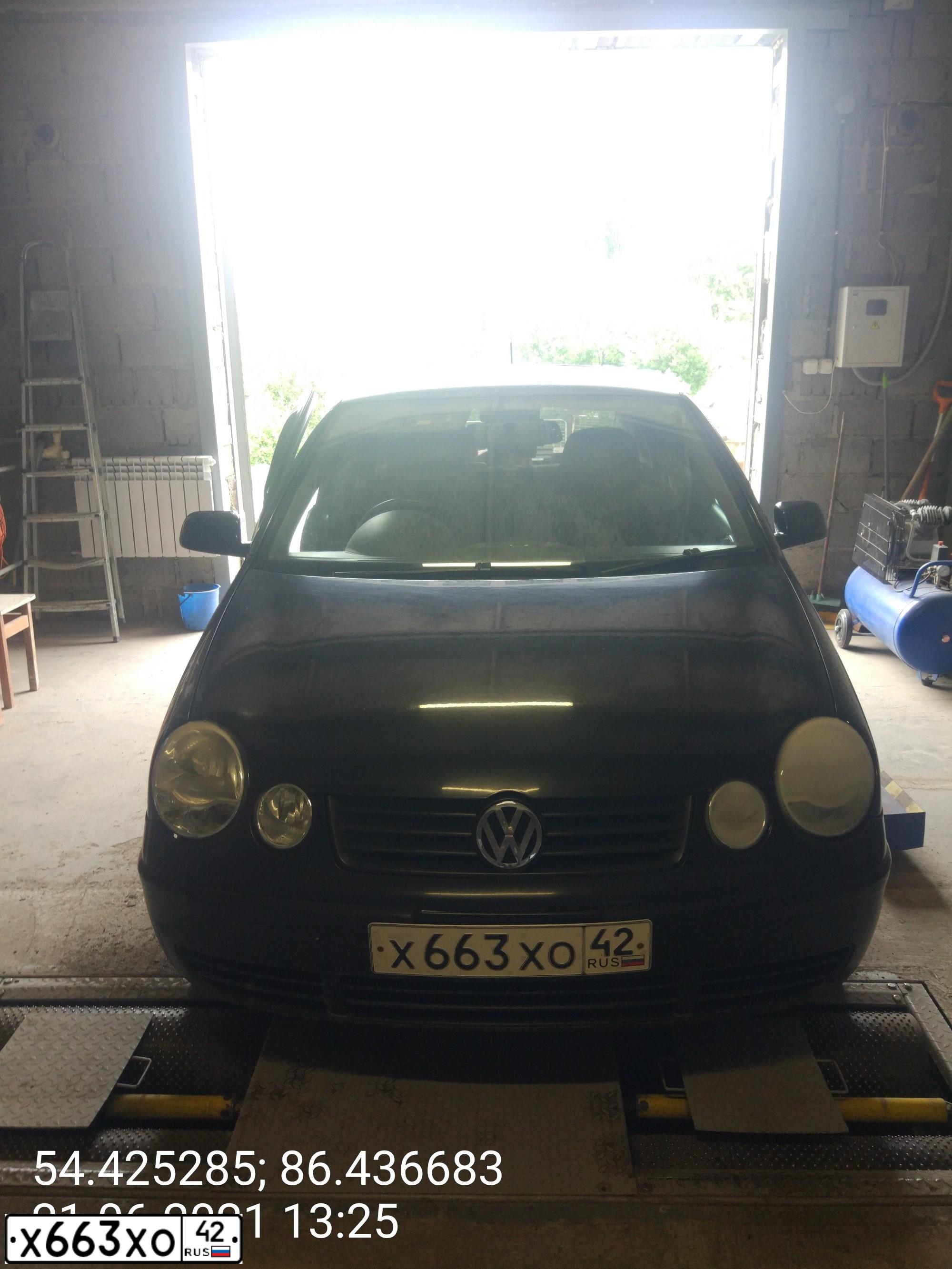 Фото автомобиля VOLKSWAGEN POLO, 2004 — госномер Х663ХО42. Цвет: ЧЕРНЫЙ