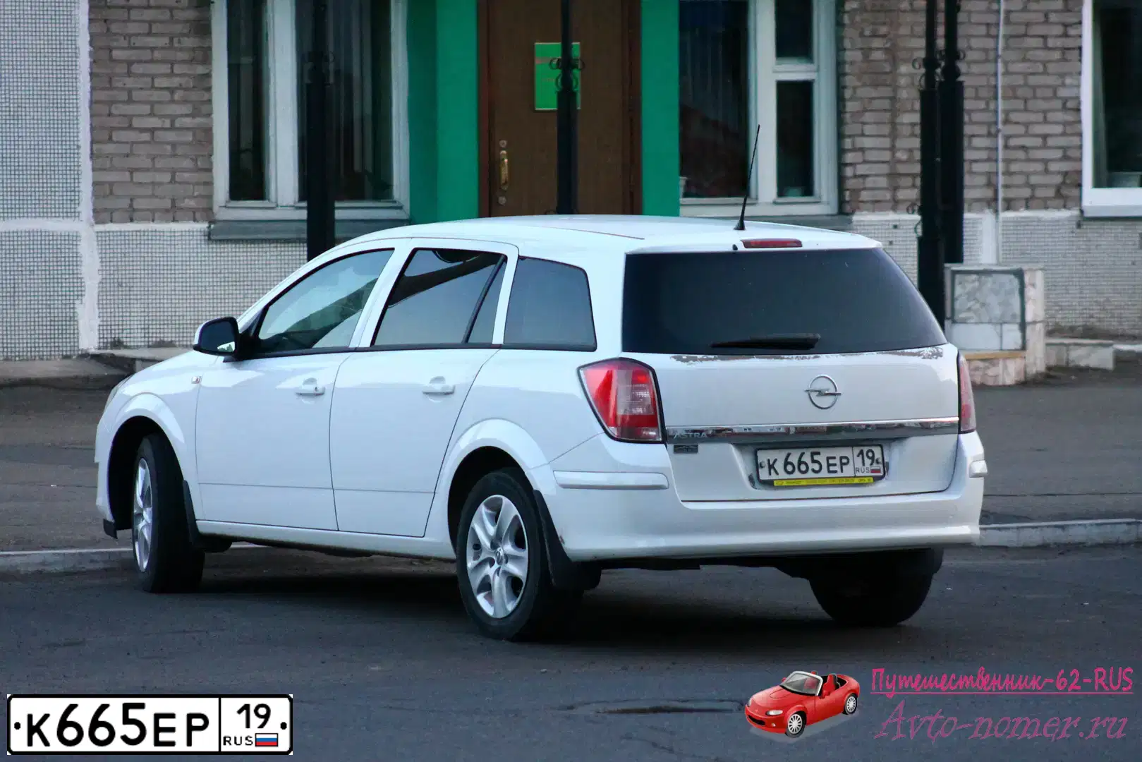 Фото автомобиля OPEL ASTRA, 2011 — госномер К665ЕР19. Цвет: БЕЛЫЙ