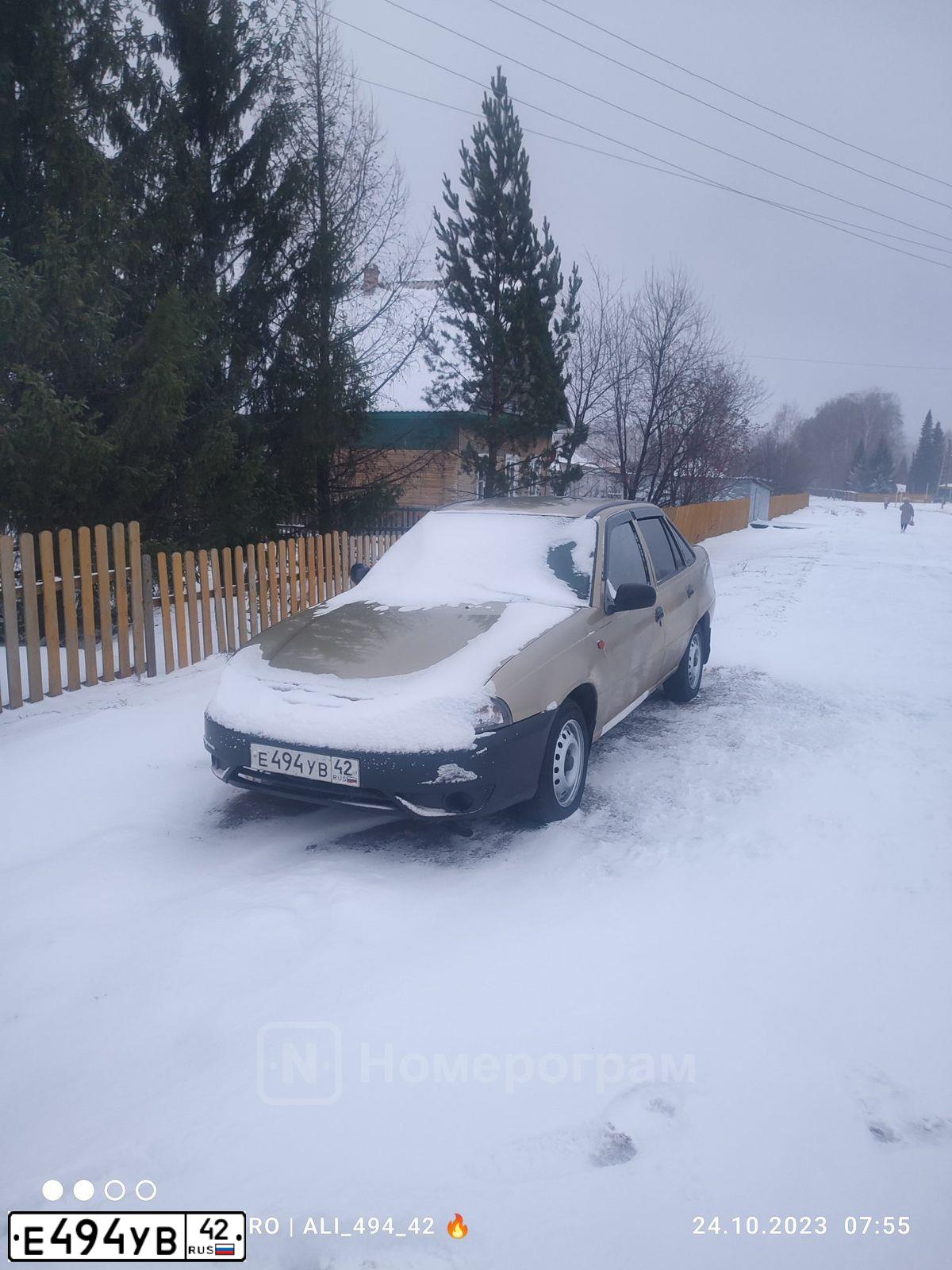 Фото автомобиля DAEWOO NEXIA, 2010 — госномер Е494УВ42. Цвет: ПЕСОЧНО-БЕЖЕВЫЙ