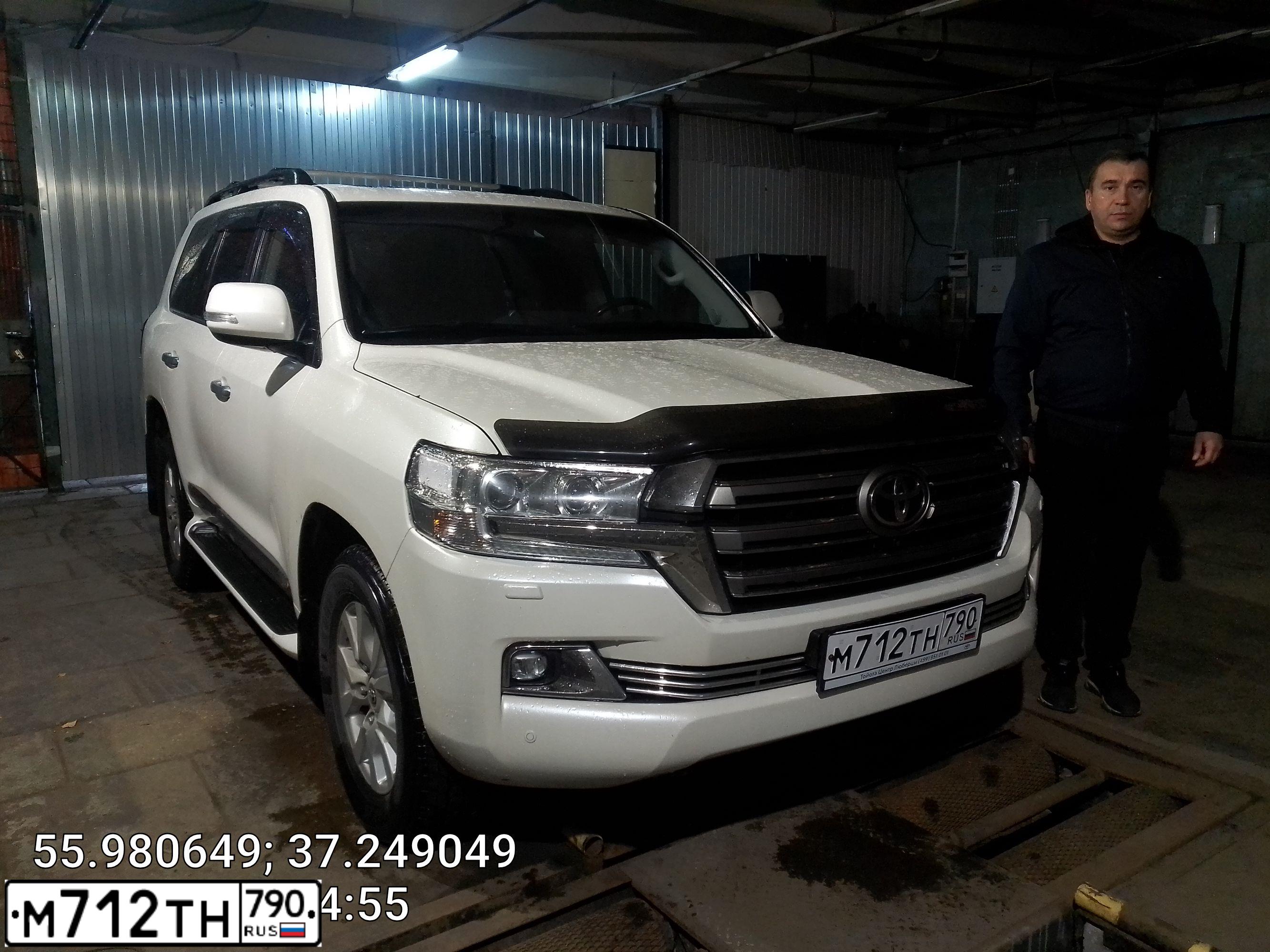 Фото автомобиля TOYOTA LAND CRUISER 200, 2016 — госномер Т989ВХ977. Цвет: Белый