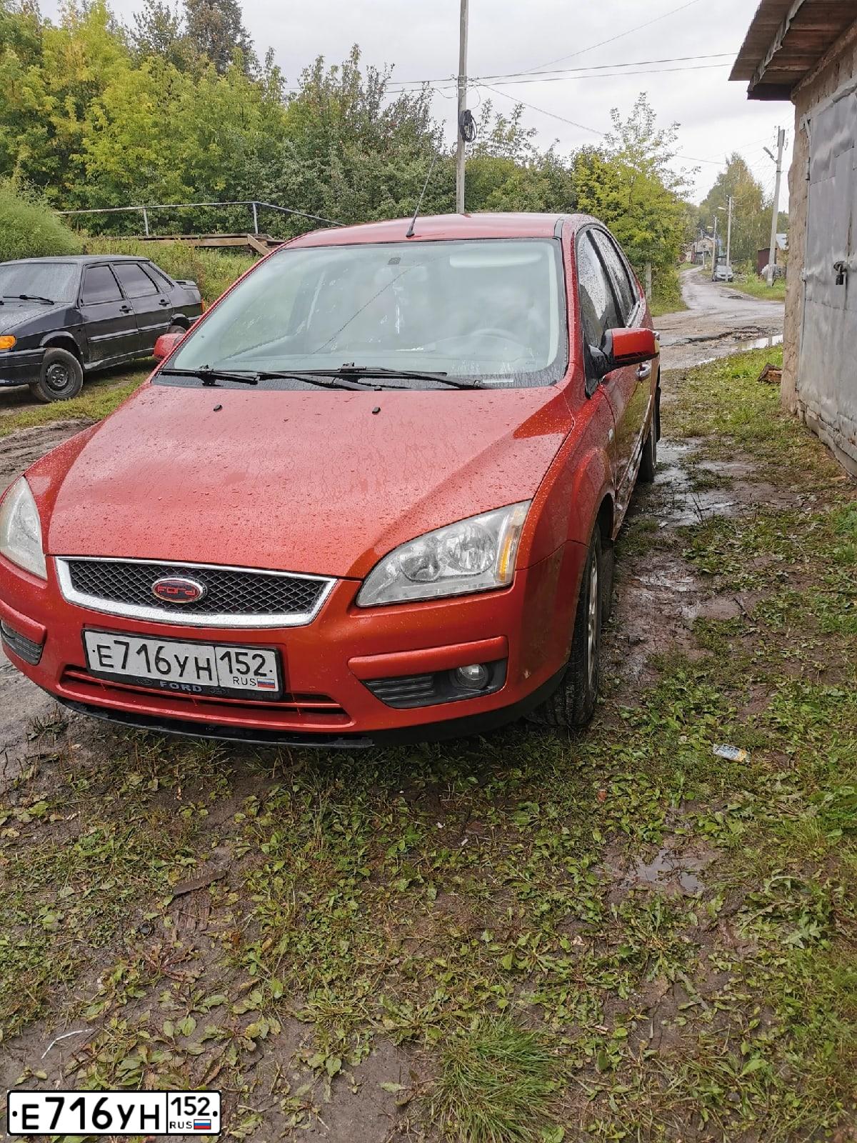 Фото автомобиля FORD FOCUS, 2007 — госномер Е716УН152. Цвет: Красный