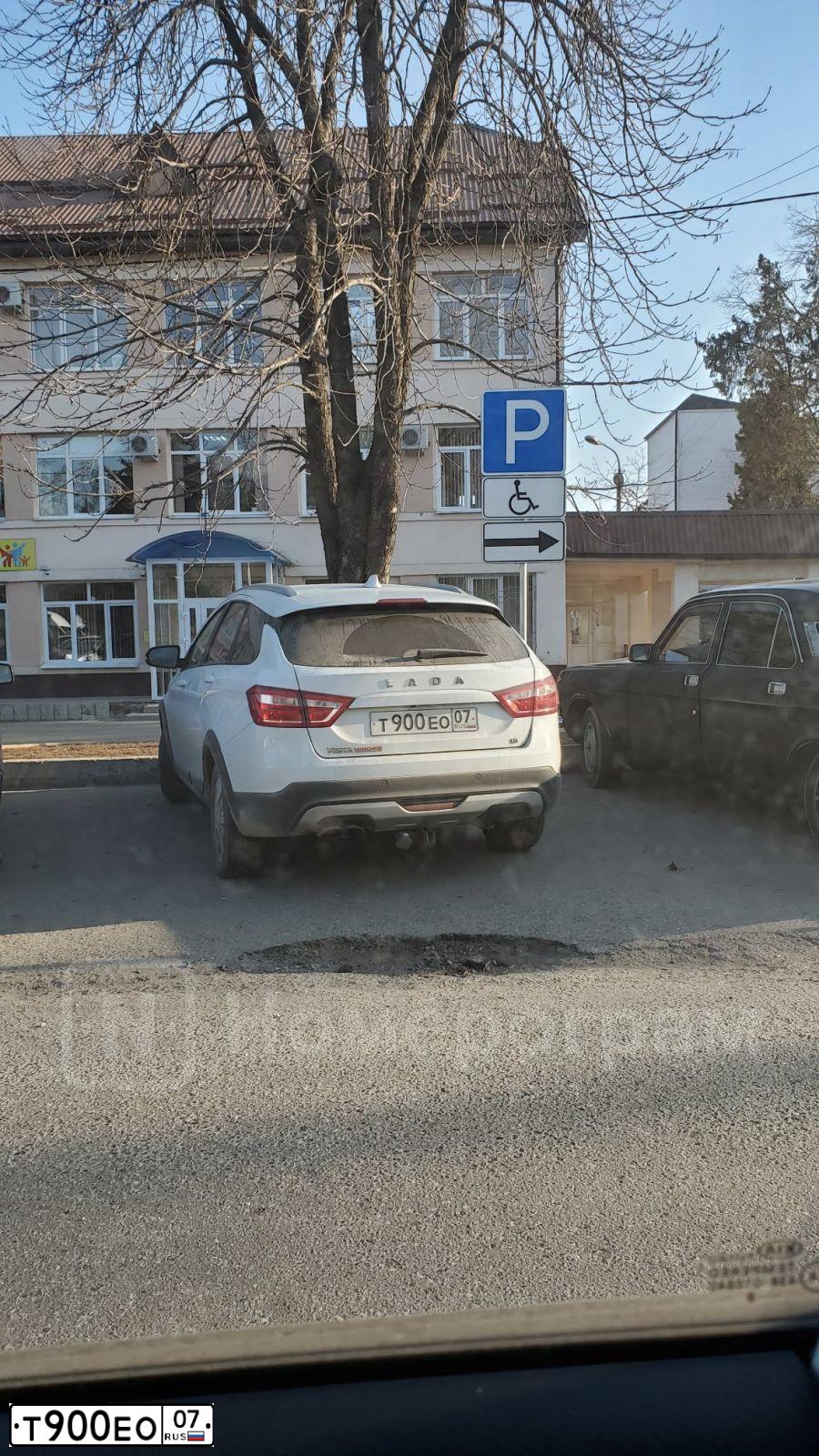 Фото автомобиля LADA VESTA, 2019 — госномер Е505КВ126. Цвет: Белый