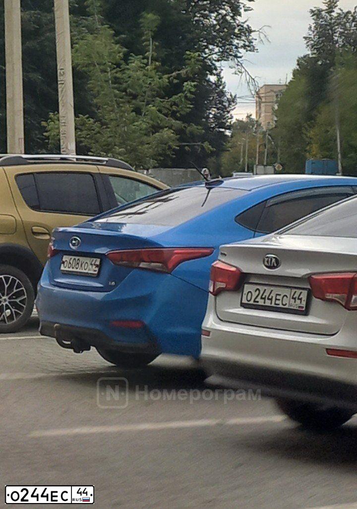 Фото автомобиля KIA RIO, 2016 — госномер О244ЕС44. Цвет: Серебристый