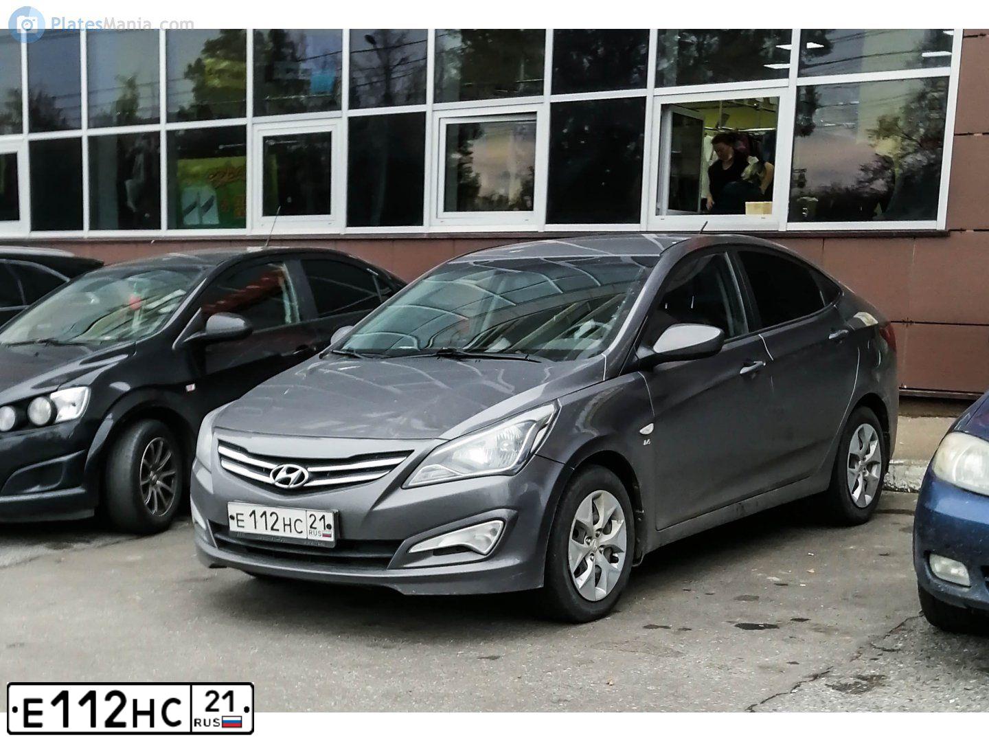 Фото автомобиля HYUNDAI SOLARIS, 2015 — госномер Е112НС21. Цвет: ТЕМНО-СЕРЫЙ