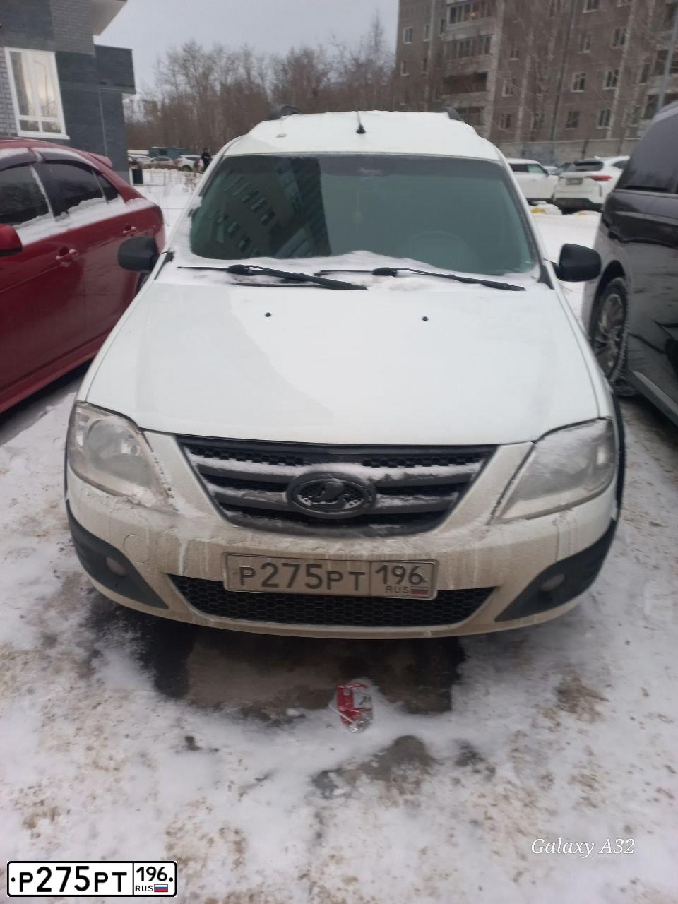 Фото автомобиля LADA LARGUS, 2019 — госномер Р275РТ196. Цвет: Белый