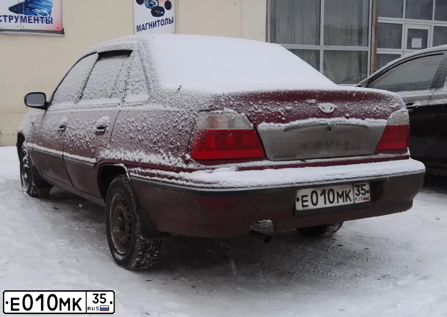 Фото автомобиля MITSUBISHI GALANT, 1990 — госномер Е010МК35. Цвет: ЗЕЛЕНЫЙ