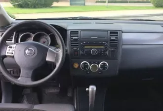 Фото автомобиля NISSAN TIIDA, 2007 — госномер Р440ВЕ123. Цвет: ЧЕРНЫЙ