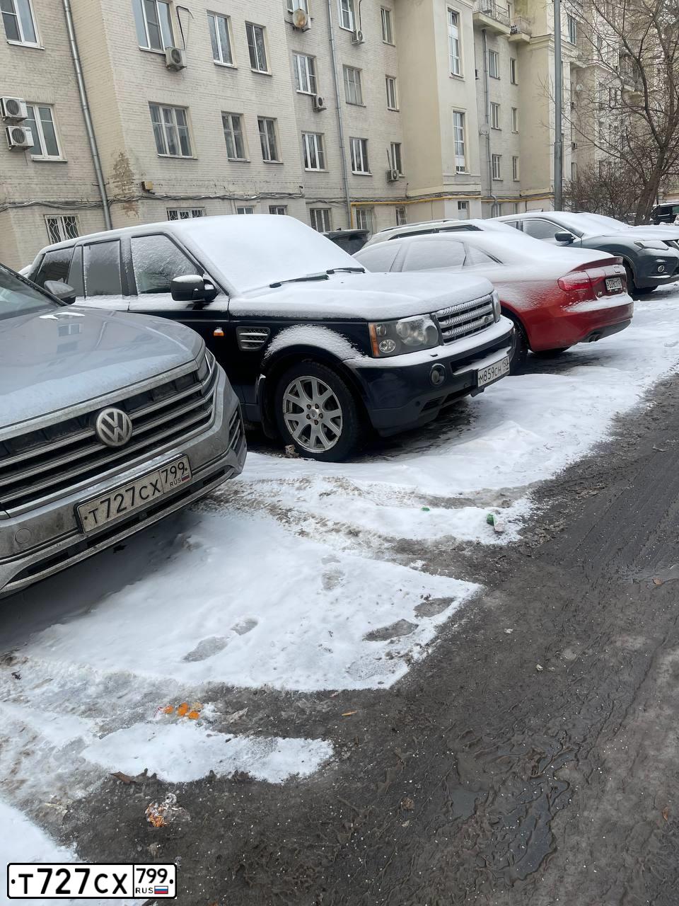 Фото автомобиля VOLKSWAGEN TOUAREG, 2020 — госномер Т727СХ799. Цвет: СЕРЫЙ