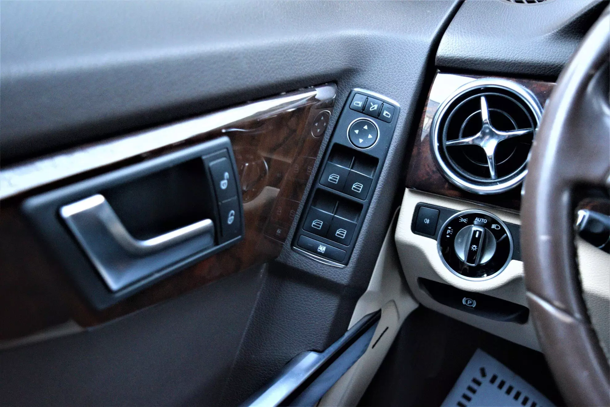 Фото автомобиля МЕРСЕДЕС-БЕНЦ GLK 220 CDI 4 MATIC, 2013 — госномер Х973ММ799. Цвет: Коричневый