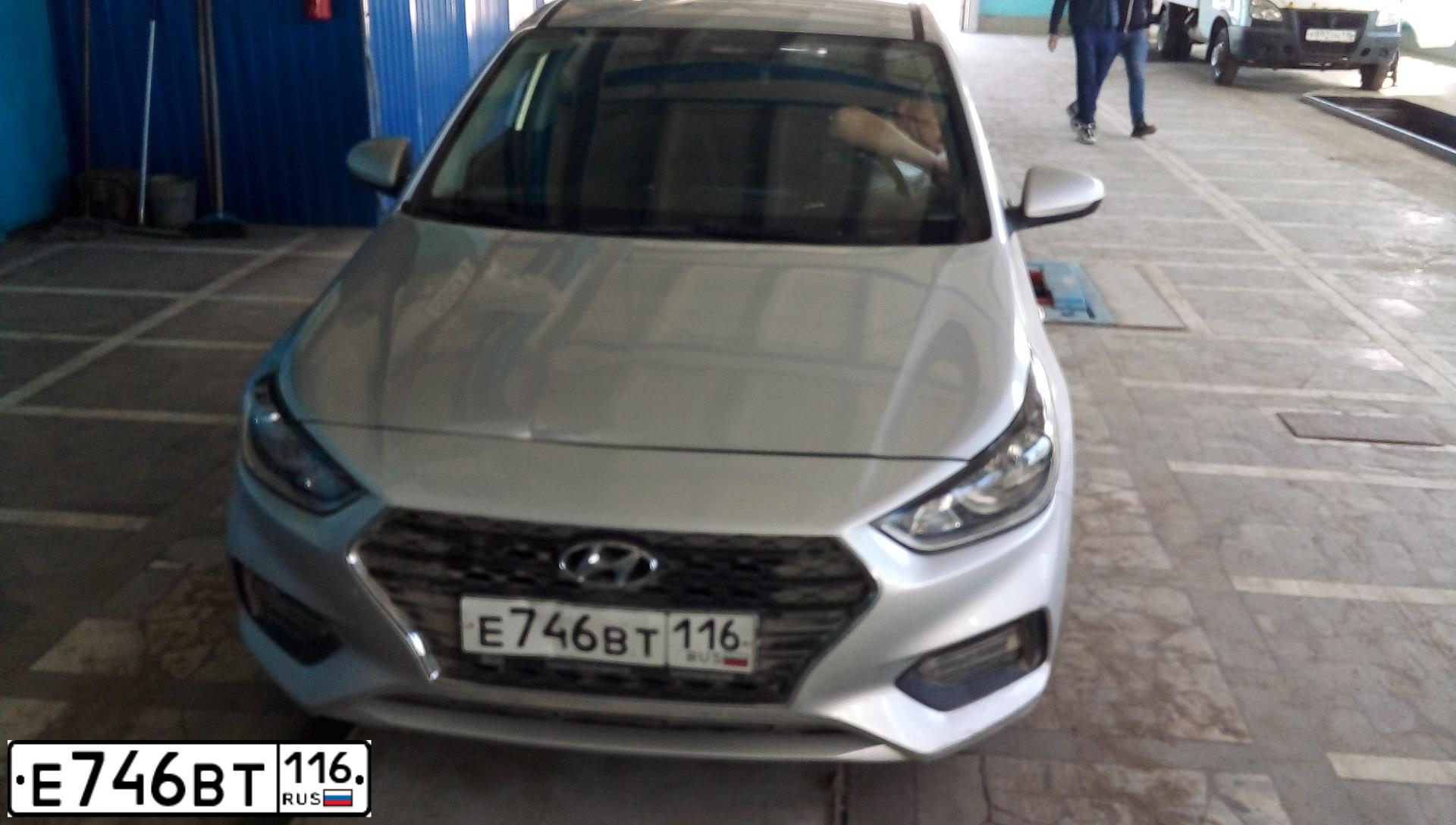 Фото автомобиля HYUNDAI SOLARIS, 2017 — госномер Х415УТ43. Цвет: Серебристый