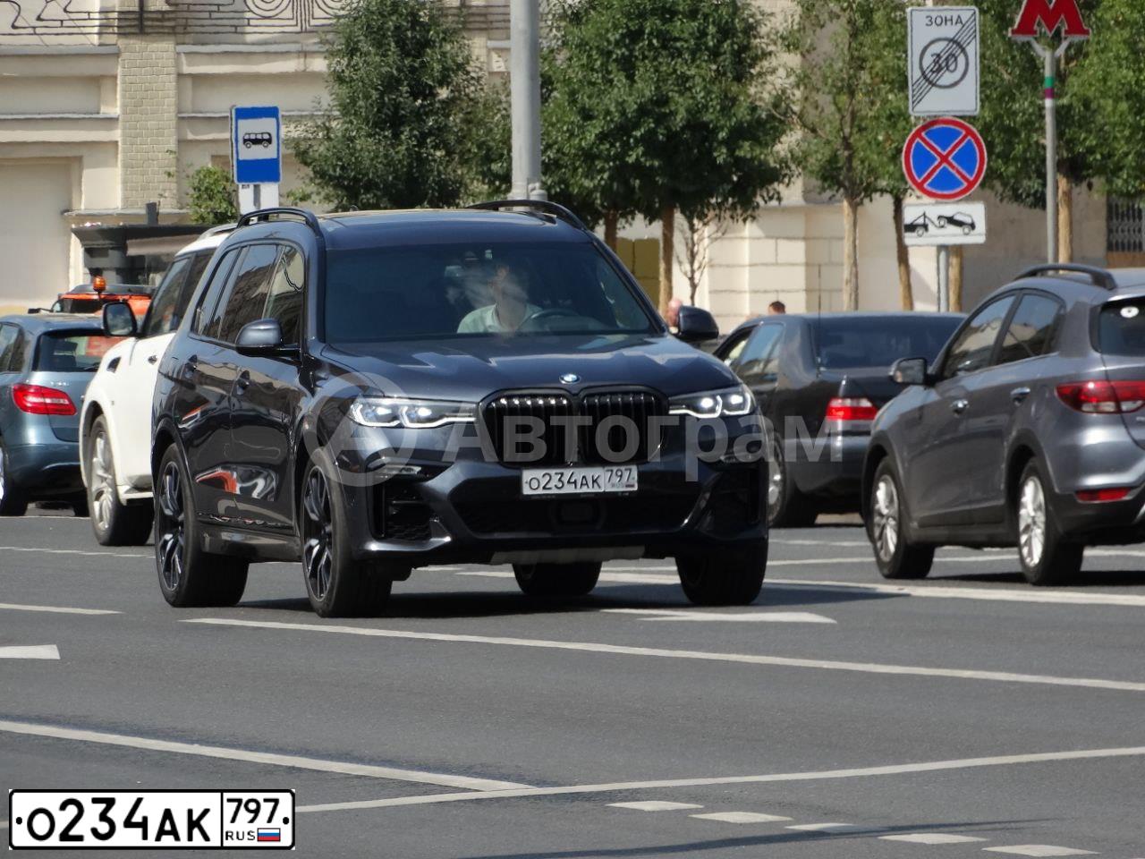 Фото автомобиля BMW X7, 2020 — госномер О234АК797. Цвет: СЕРЫЙ