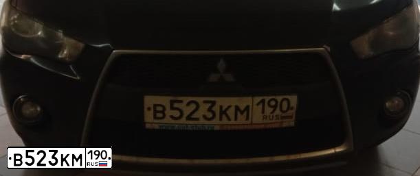 Фото автомобиля MITSUBISHI OUTLANDER, 2010 — госномер В523КМ190. Цвет: ЧЕРНЫЙ