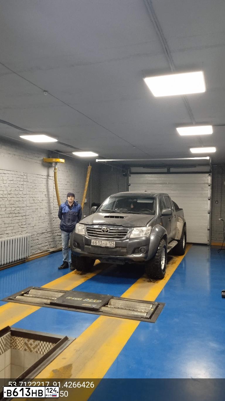 Фото автомобиля VOLKSWAGEN TOUAREG, 2004 — госномер А606РЕ124. Цвет: ЧЕРНЫЙ