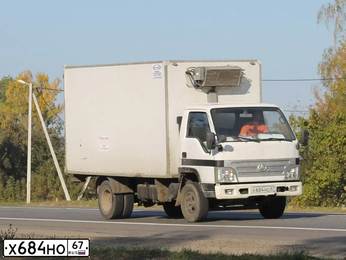 Фото автомобиля BAW FENIX 1044, 2008 — госномер Х684НО67. Цвет: БЕЛЫЙ