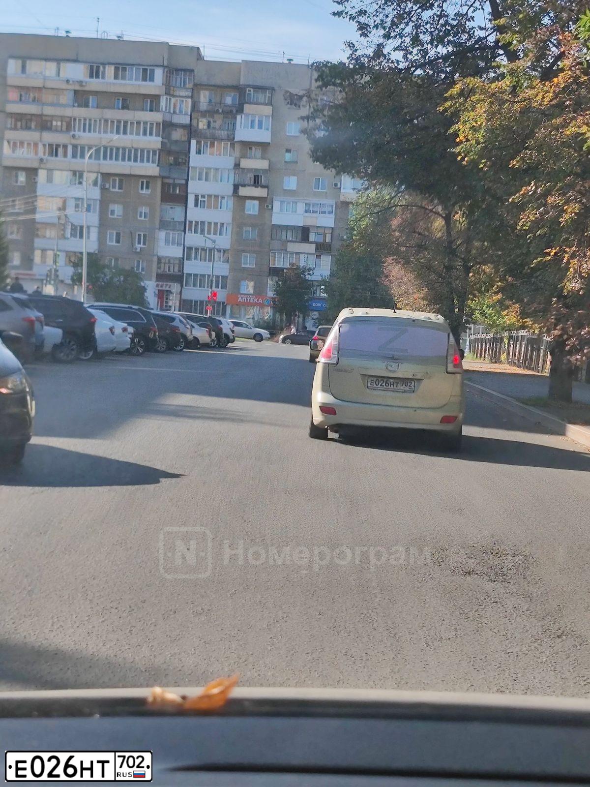 Фото автомобиля MAZDA 5, 2008 — госномер Е026НТ702. Цвет: ЗОЛОТИСТЫЙ