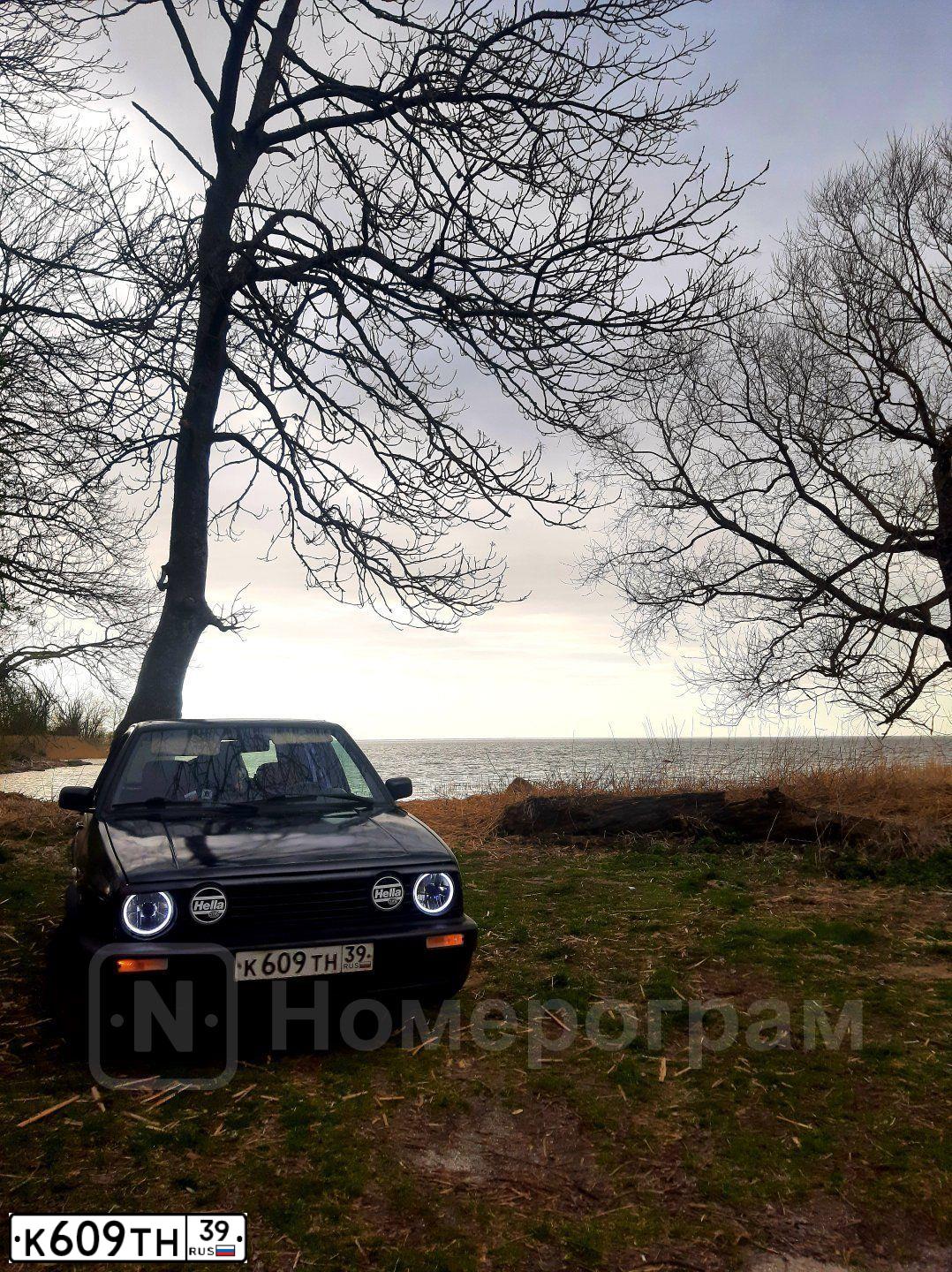 Фото автомобиля VOLKSWAGEN GOLF, 1990 — госномер К609ТН39. Цвет: ЧЕРНЫЙ