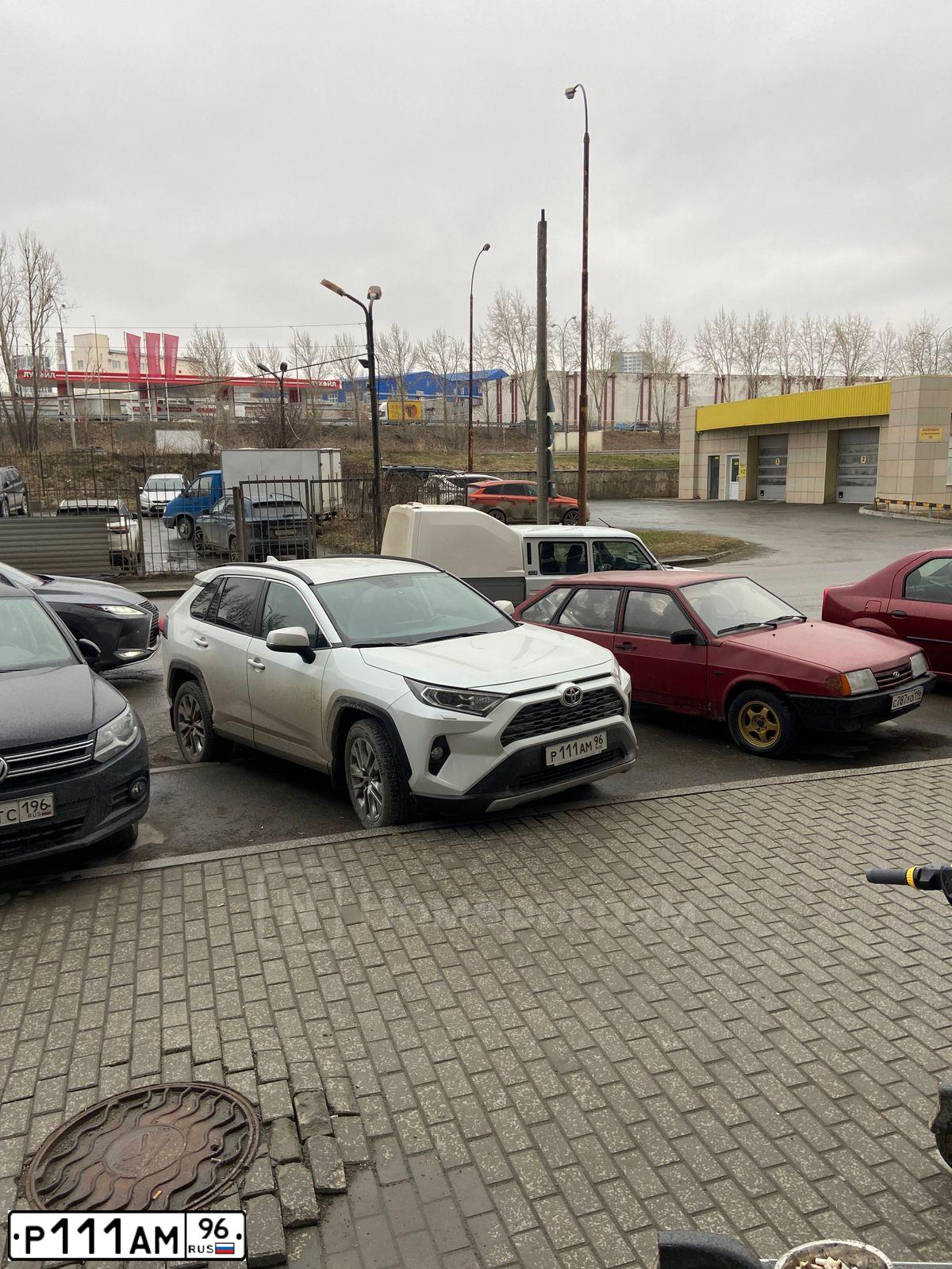 Фото автомобиля TOYOTA RAV4, 2014 — госномер Р111АМ96. Цвет: КРАСНЫЙ