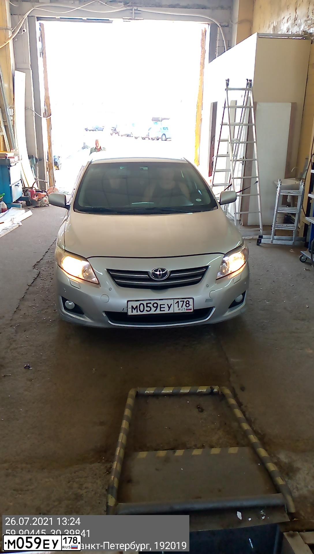Фото автомобиля TOYOTA COROLLA, 2008 — госномер М059ЕУ178. Цвет: СЕРЕБРИСТЫЙ