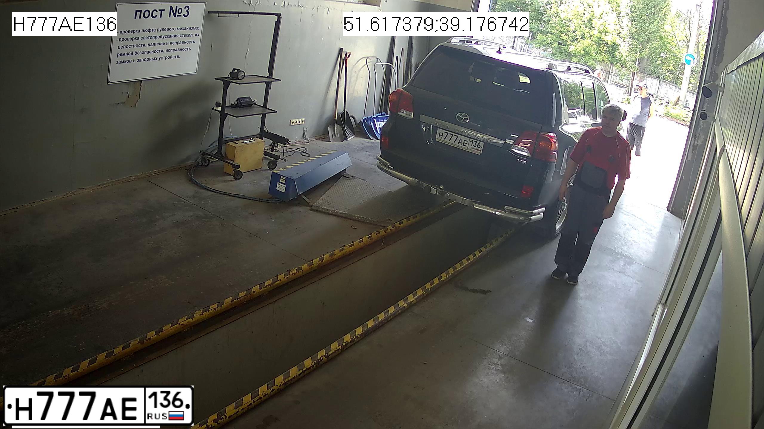 Фото автомобиля TOYOTA LANDCRUISER 200, 2015 — госномер Н777АЕ136. Цвет: ЧЕРНЫЙ