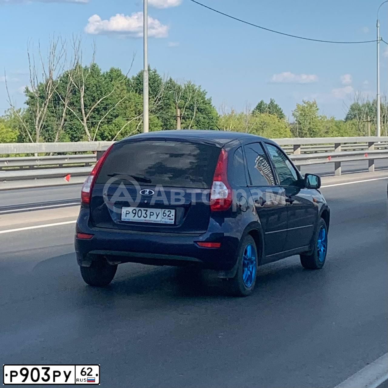 Фото автомобиля LADA 2192 KALINA, 2013 — госномер Р903РУ62. Цвет: СИНИЙ