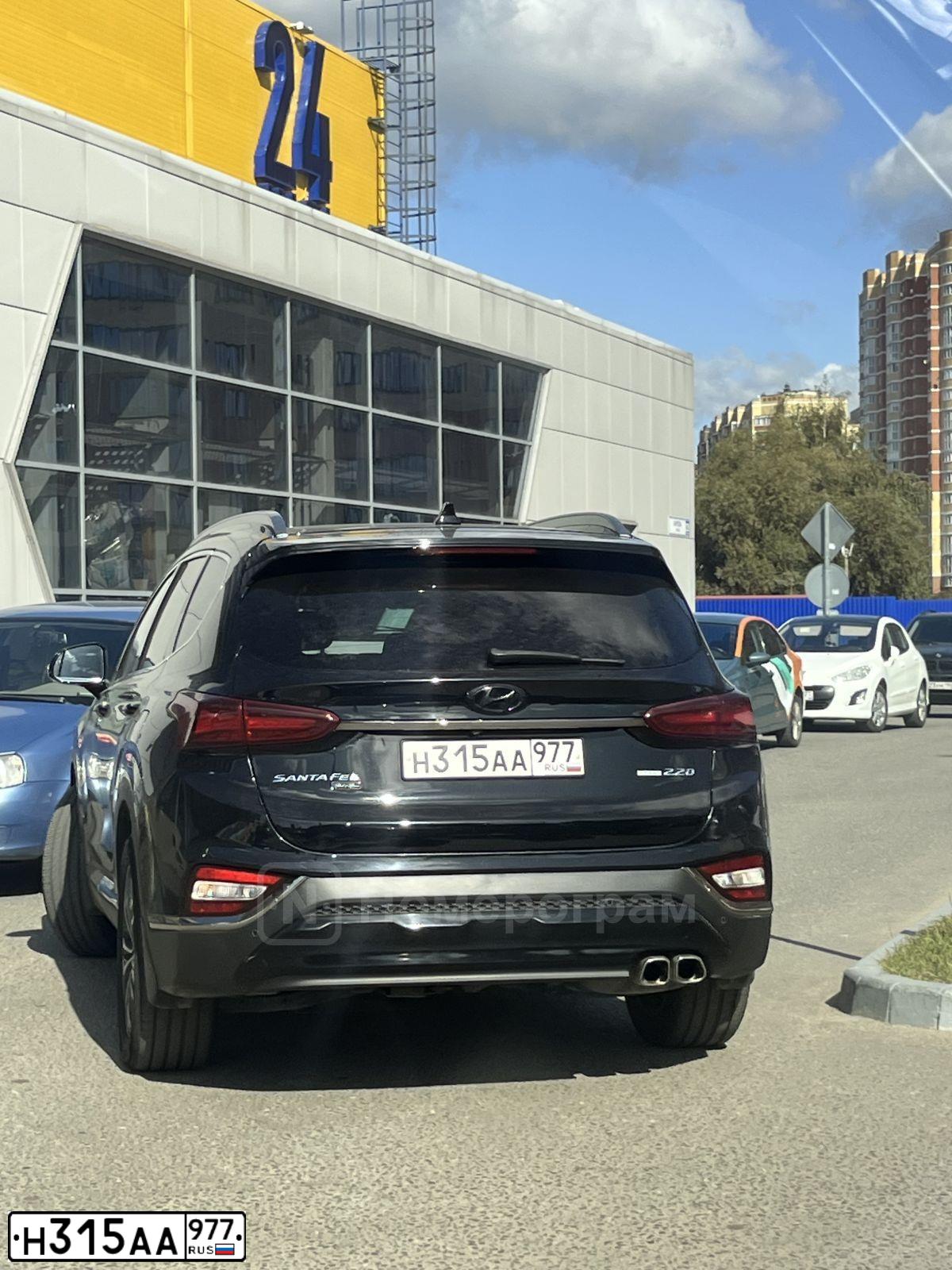 Фото автомобиля HYUNDAI SANTA FE, 2019 — госномер Н315АА977. Цвет: ЧЕРНЫЙ