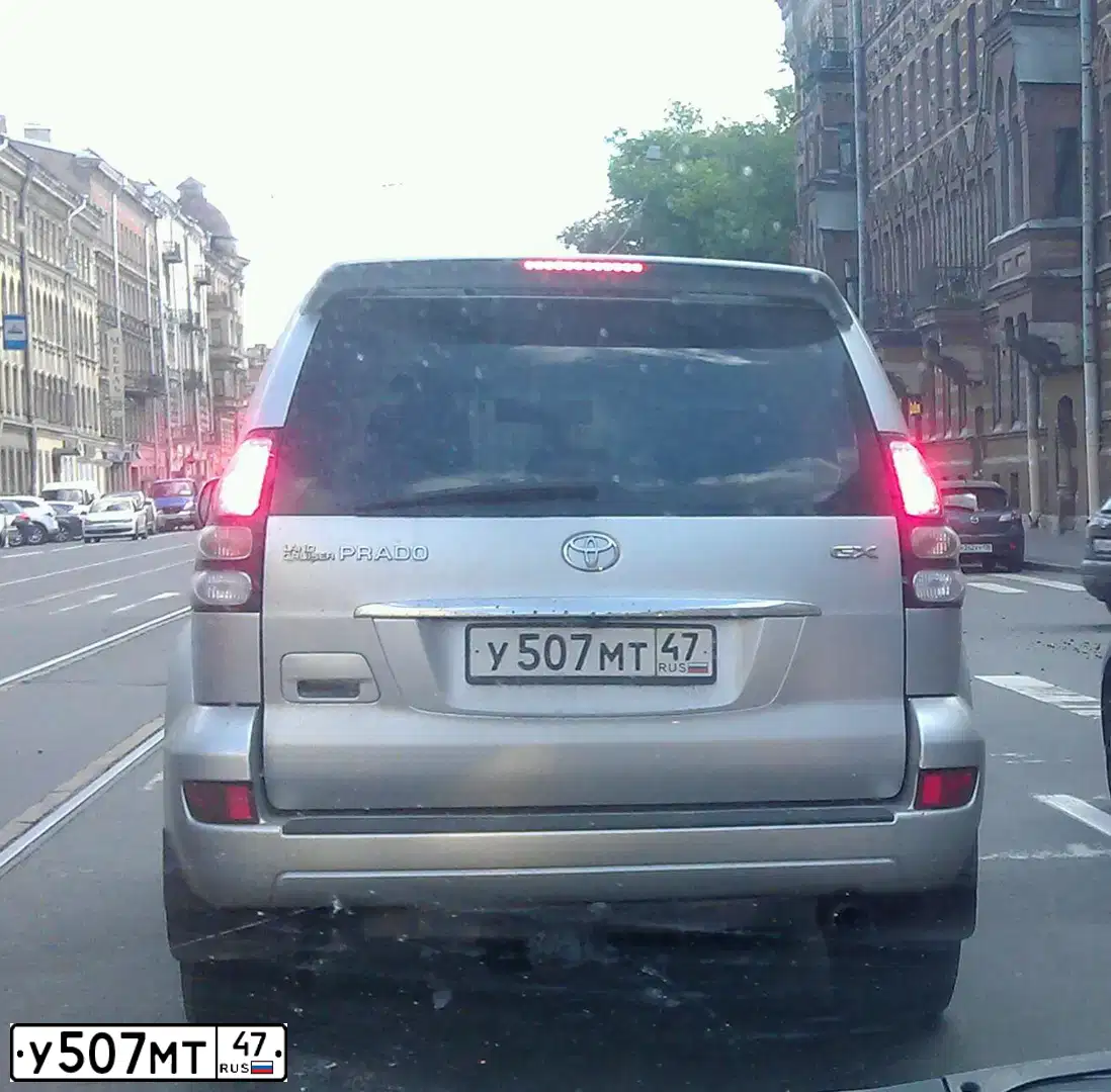 Фото автомобиля TOYOTA LANDCRUISER, 2004 — госномер У507МТ47. Цвет: СВЕТЛО-СЕРЫЙ