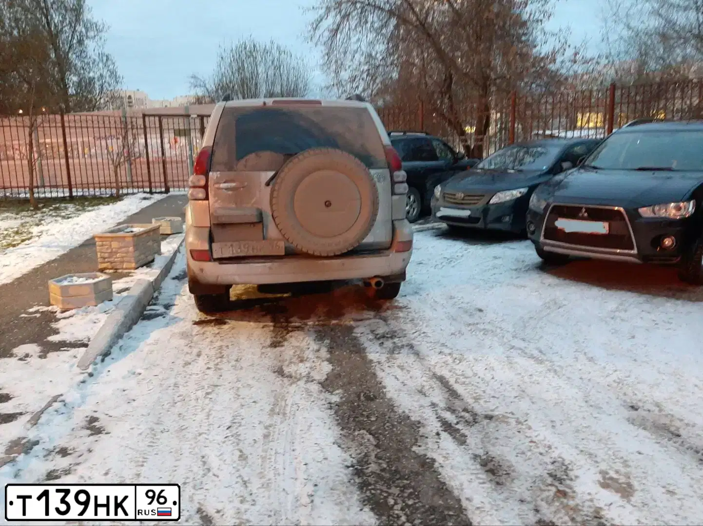 Фото автомобиля TOYOTA LANDCRUISER, 2004 — госномер Х356НА45. Цвет: Св серый