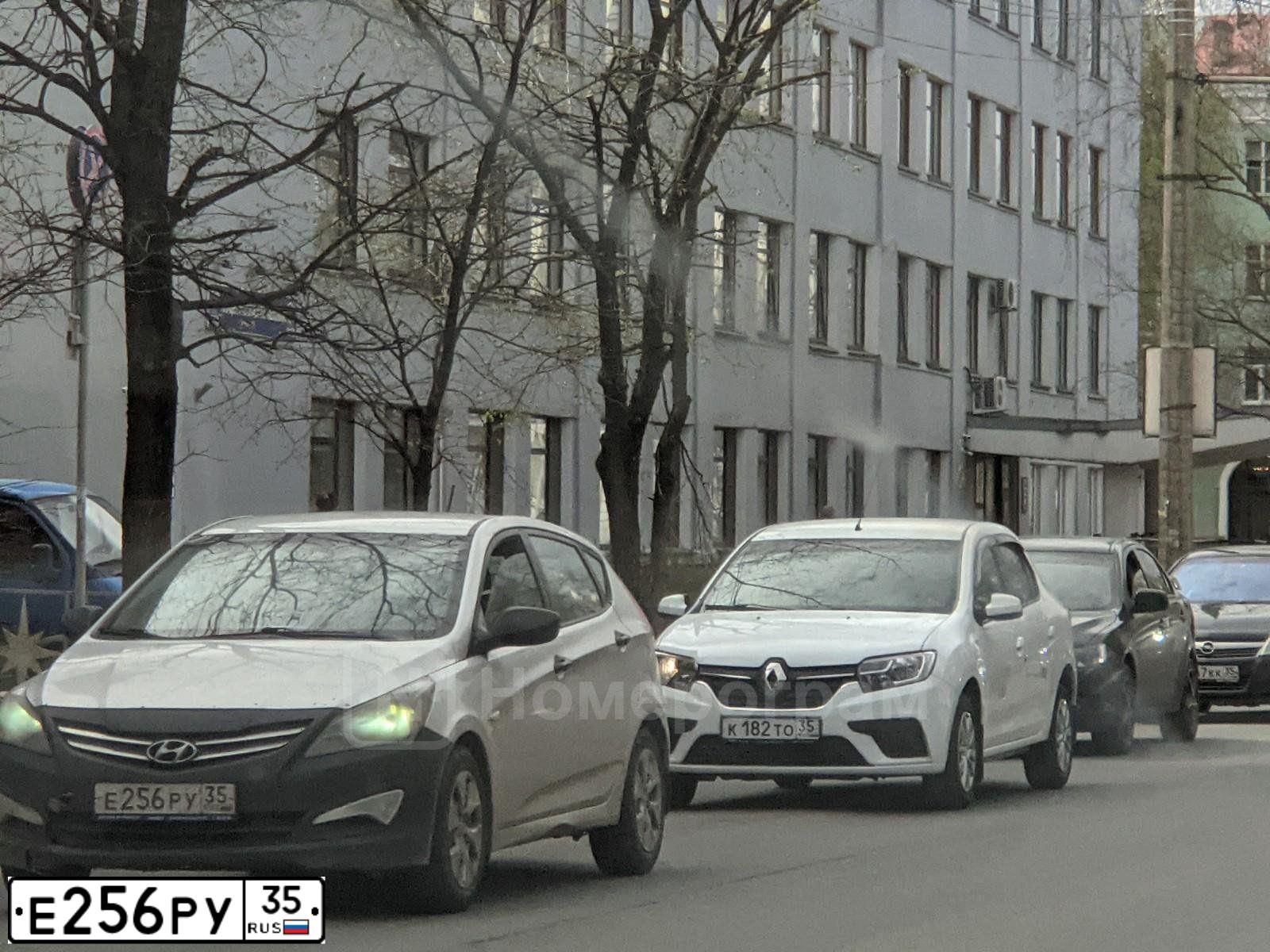 Фото автомобиля HYUNDAI SOLARIS, 2015 — госномер Е256РУ35. Цвет: Серебристый