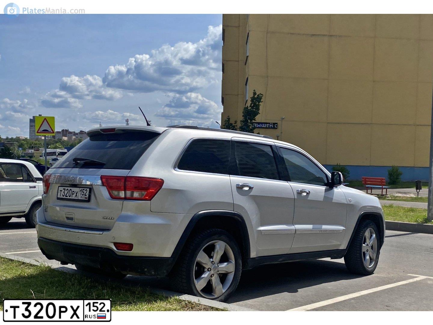 Фото автомобиля JEEP GRAND CHEROKEE, 2012 — госномер Т320РХ152. Цвет: Серебристый