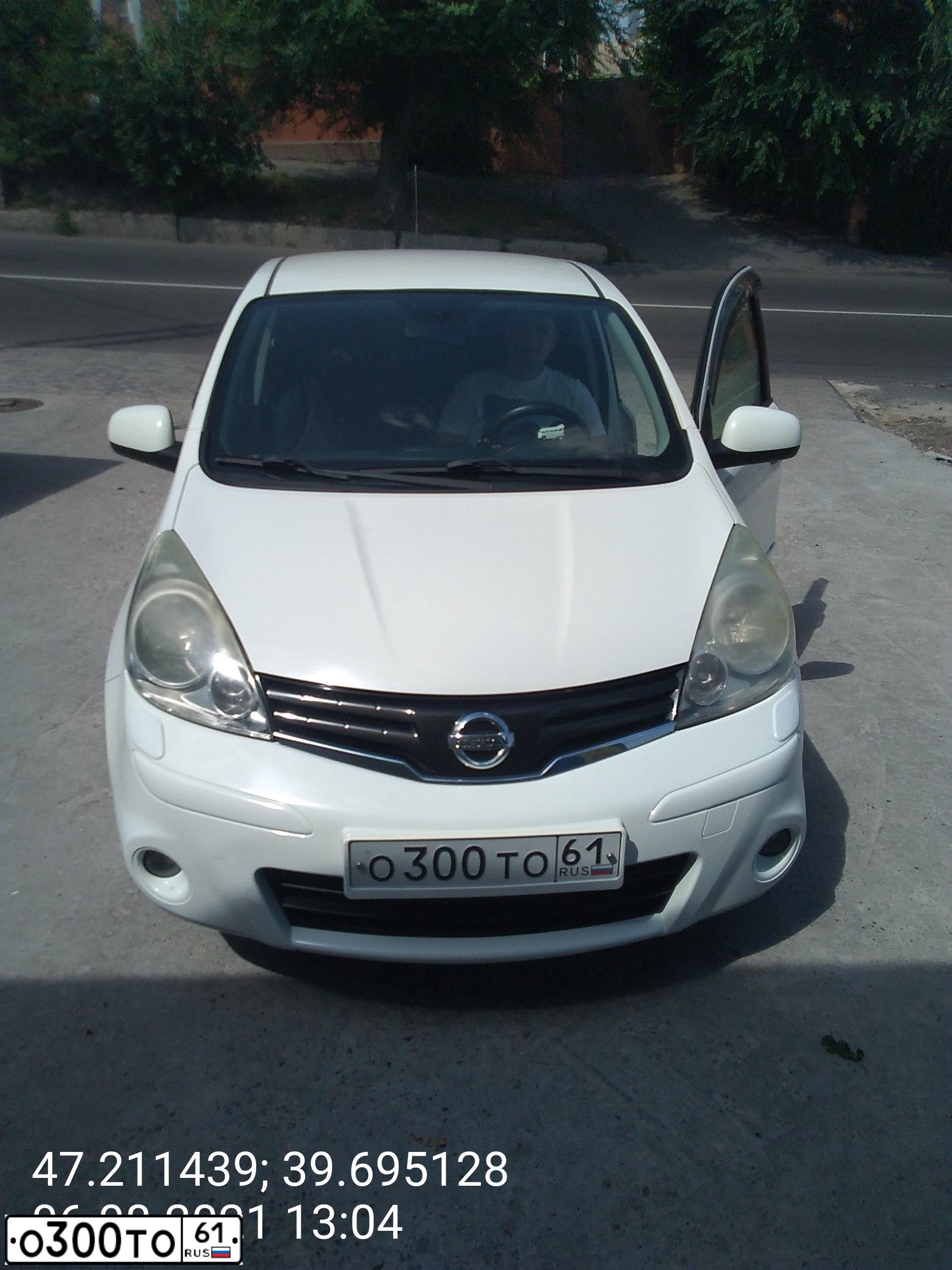 Фото автомобиля NISSAN NOTE, 2010 — госномер О300ТО61. Цвет: Белый