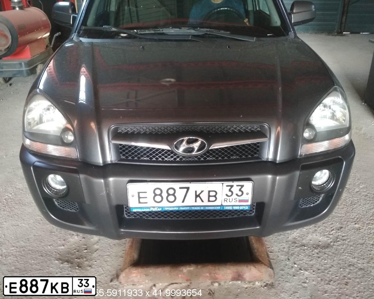 Фото автомобиля HYUNDAI TUCSON, 2008 — госномер Е887КВ33. Цвет: ТЕМНО-СЕРЫЙ