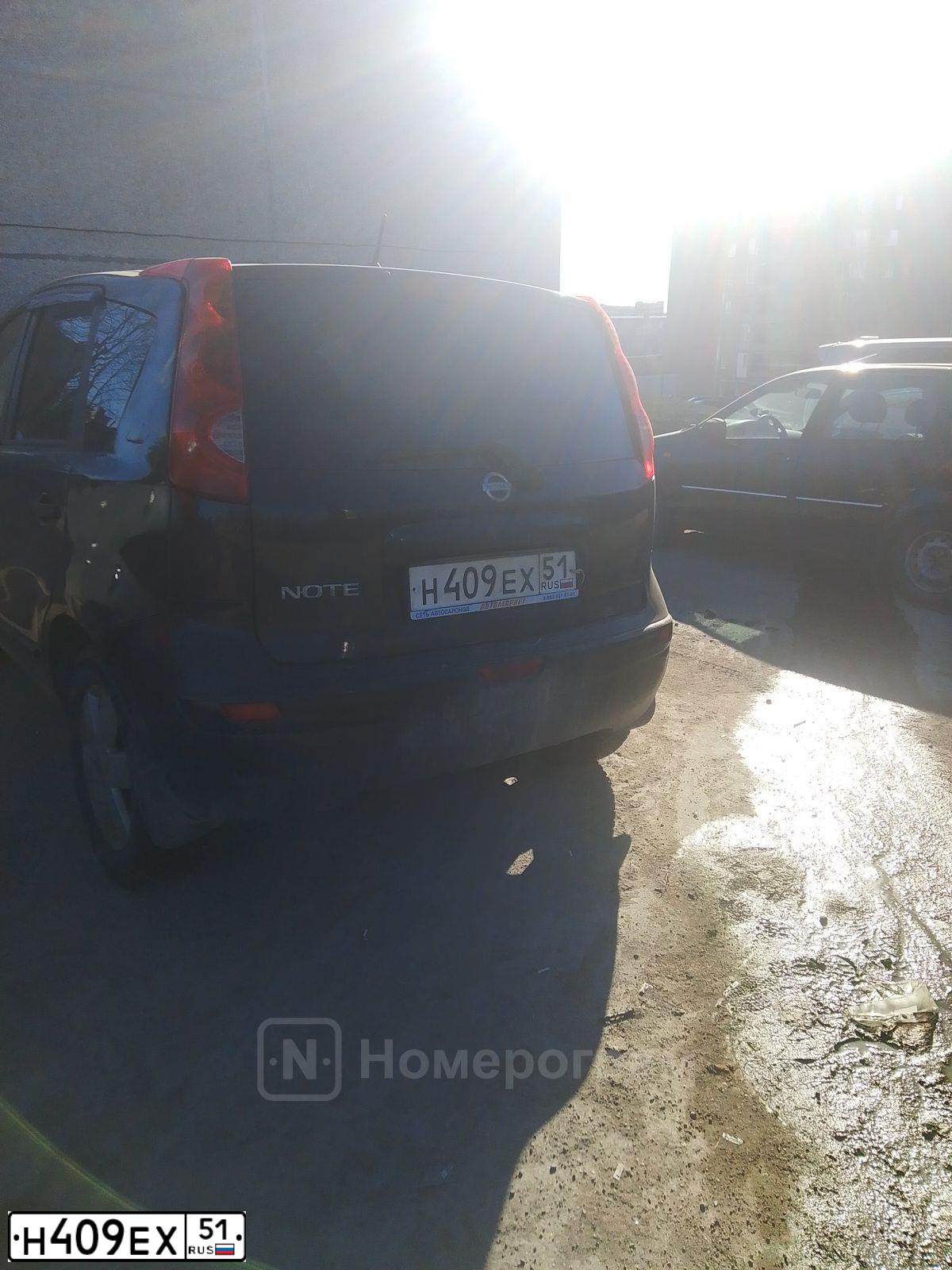 Фото автомобиля NISSAN NOTE, 2008 — госномер Н409ЕХ51. Цвет: ЧЕРНЫЙ
