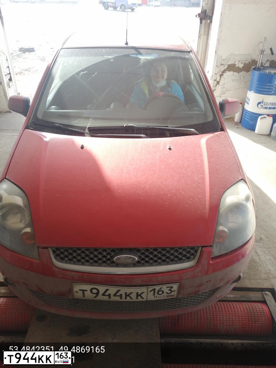 Фото автомобиля FORD FIESTA, 2007 — госномер М303ЕЕ763. Цвет: Красный
