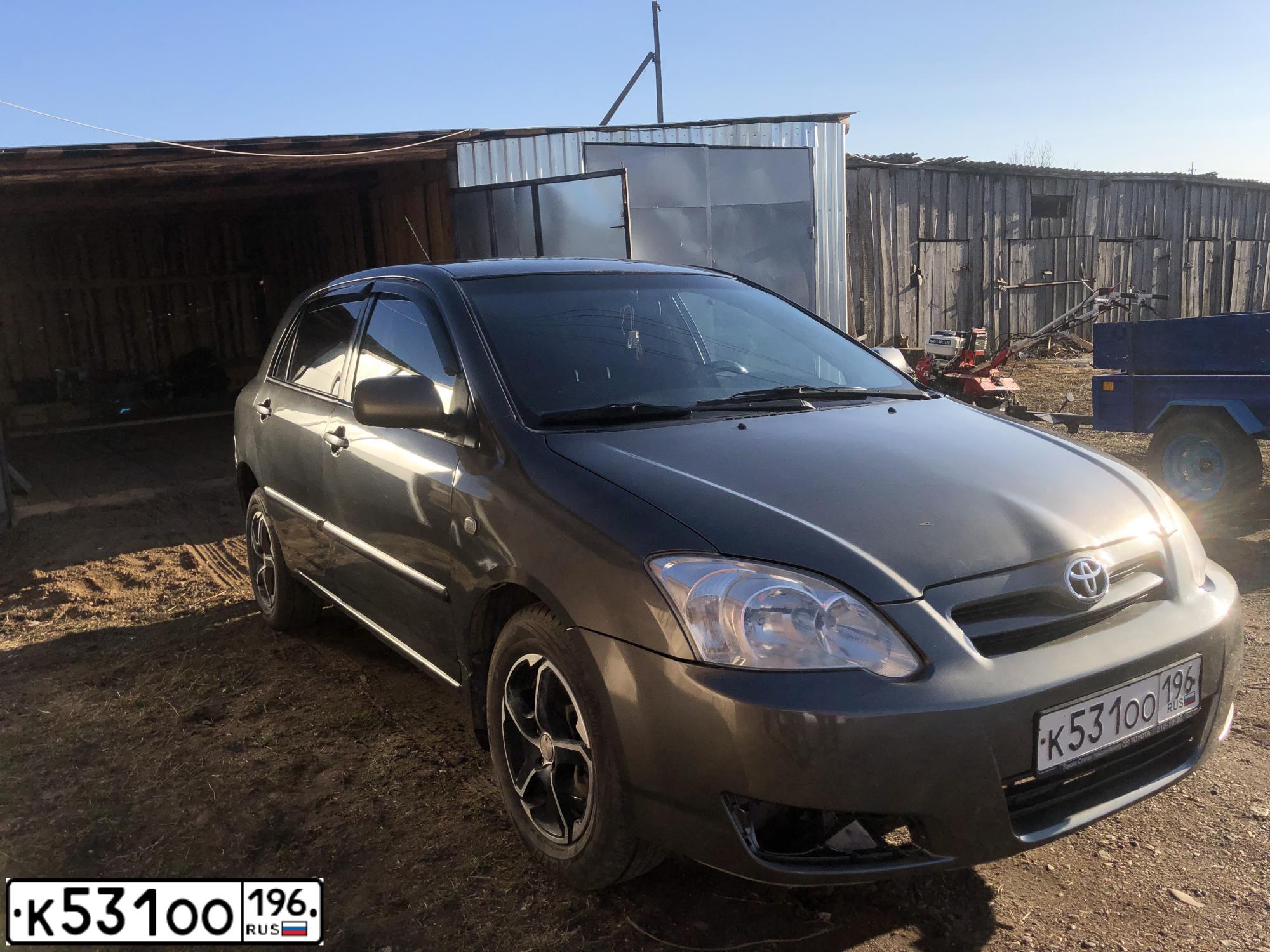 Фото автомобиля TOYOTA COROLLA, 2004 — госномер Т030НН66. Цвет: СЕРЫЙ