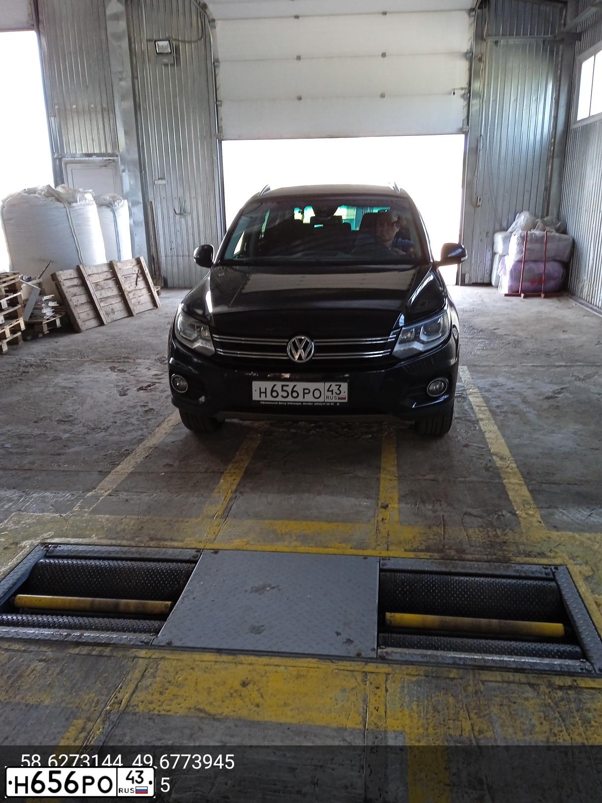 Фото автомобиля VOLKSWAGEN TIGUAN, 2014 — госномер К099РЕ33. Цвет: ЧЕРНЫЙ