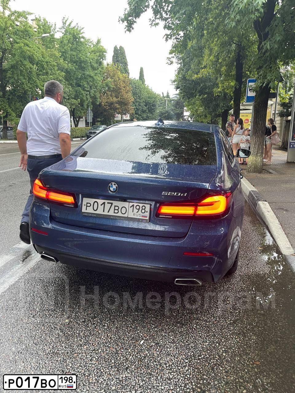 Фото автомобиля BMW 520D, 2021 — госномер Р017ВО198. Цвет: синий